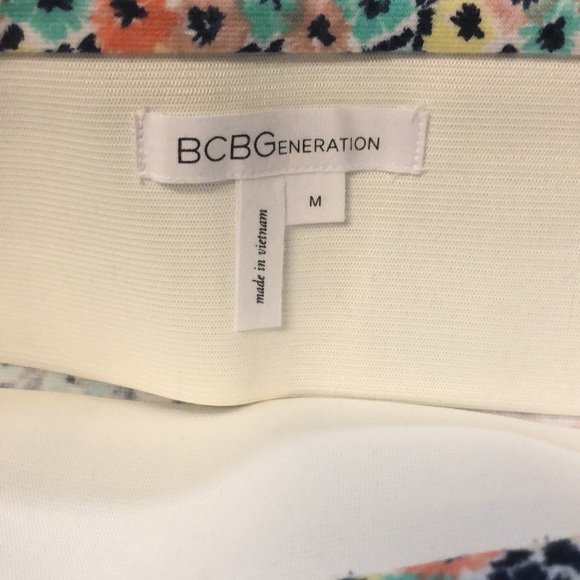 NWOT BCBGeneration Mini Skirt Floral pattern Size M - Picture 2 of 6